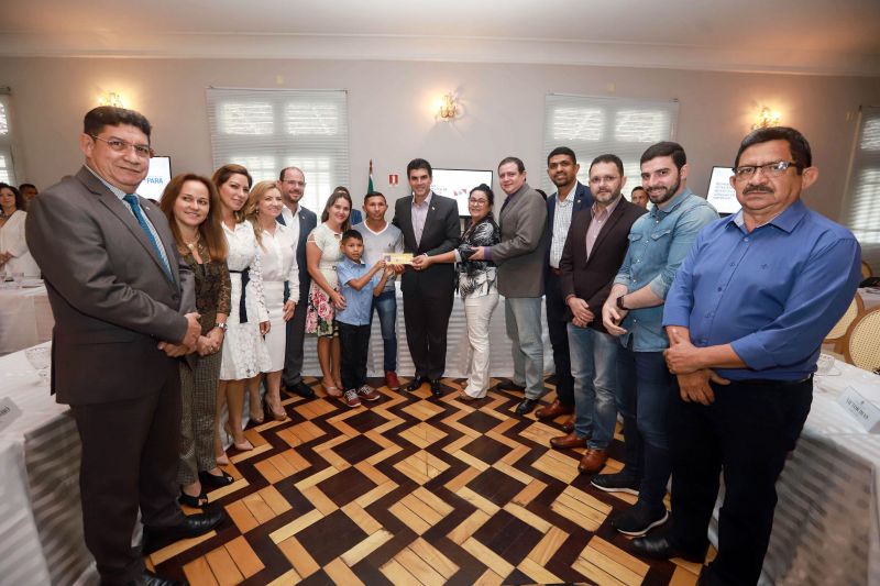 A história do menino surdo que mora no município de Mãe do Rio, nordeste do Pará, emocionou milhares de internautas, na semana passada. 

FOTO: MARCO SANTOS / AGÊNCIA PARÁ
DATA: 01.07.2019
BELÉM - PARÁ <div class='credito_fotos'>Foto: Marco Santos / Ag. Pará   |   <a href='/midias/2019/originais/2832_entregachequemoradiafamiliadomeninodeficienteauditivo_marcosantos_0010.jpg' download><i class='fa-solid fa-download'></i> Download</a></div>
