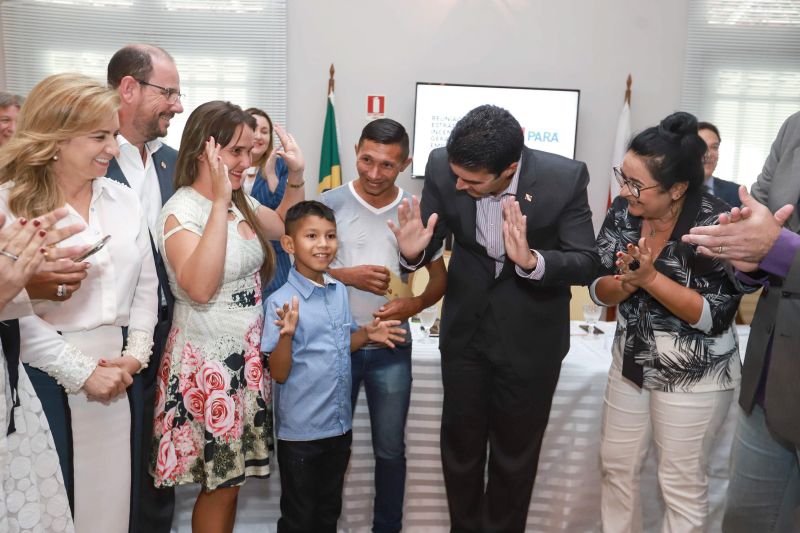 A história do menino surdo que mora no município de Mãe do Rio, nordeste do Pará, emocionou milhares de internautas, na semana passada. 

FOTO: MARCO SANTOS / AGÊNCIA PARÁ
DATA: 01.07.2019
BELÉM - PARÁ <div class='credito_fotos'>Foto: Marco Santos / Ag. Pará   |   <a href='/midias/2019/originais/2832_entregachequemoradiafamiliadomeninodeficienteauditivo_marcosantos_0027.jpg' download><i class='fa-solid fa-download'></i> Download</a></div>