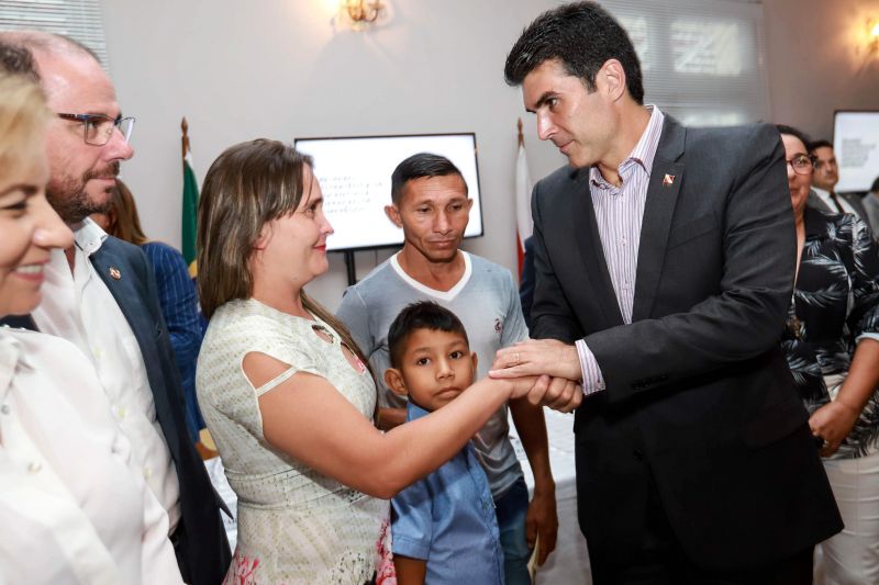 A história do menino surdo que mora no município de Mãe do Rio, nordeste do Pará, emocionou milhares de internautas, na semana passada. 

FOTO: MARCO SANTOS / AGÊNCIA PARÁ
DATA: 01.07.2019
BELÉM - PARÁ <div class='credito_fotos'>Foto: Marco Santos / Ag. Pará   |   <a href='/midias/2019/originais/2832_entregachequemoradiafamiliadomeninodeficienteauditivo_marcosantos_0043.jpg' download><i class='fa-solid fa-download'></i> Download</a></div>