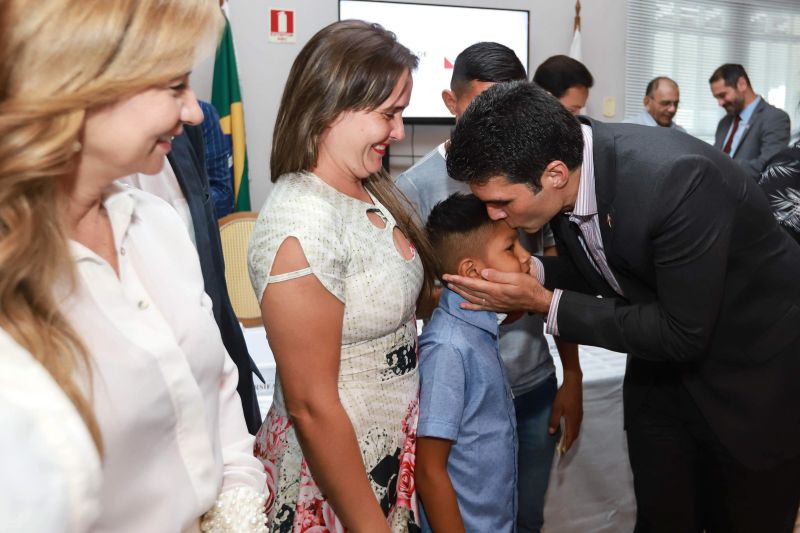 A história do menino surdo que mora no município de Mãe do Rio, nordeste do Pará, emocionou milhares de internautas, na semana passada. 

FOTO: MARCO SANTOS / AGÊNCIA PARÁ
DATA: 01.07.2019
BELÉM - PARÁ <div class='credito_fotos'>Foto: Marco Santos / Ag. Pará   |   <a href='/midias/2019/originais/2832_entregachequemoradiafamiliadomeninodeficienteauditivo_marcosantos_0062.jpg' download><i class='fa-solid fa-download'></i> Download</a></div>
