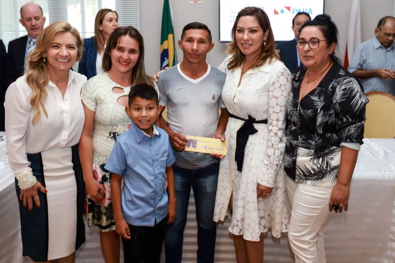 A história do menino surdo que mora no município de Mãe do Rio, nordeste do Pará, emocionou milhares de internautas, na semana passada. 

FOTO: MARCO SANTOS / AGÊNCIA PARÁ
DATA: 01.07.2019
BELÉM - PARÁ <div class='credito_fotos'>Foto: Marco Santos / Ag. Pará   |   <a href='/midias/2019/originais/2832_entregachequemoradiafamiliadomeninodeficienteauditivo_marcosantos_0079.jpg' download><i class='fa-solid fa-download'></i> Download</a></div>
