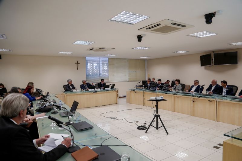 O governo do Pará participou e acompanhou todo o processo de negociação judicial, por meio da Procuradoria-Geral do Estado (PGE) e da Secretaria de Estado de Meio Ambiente e Sustentabilidade (Semas), sobre a operação do aterro de Marituba. Nesta terça-feira (2), ocorreu a última reunião da audiência de conciliação, presidida pelo Desembargador Luiz Neto, que aprovou a utilização, por mais dois anos, do aterro de Marituba e definiu os detalhes da operação que envolve os municípios de Belém, Ananindeua e Marituba.  <div class='credito_fotos'>Foto: Fernando Sette / Divulgação   |   <a href='/midias/2019/originais/2834__x6a7011.jpg' download><i class='fa-solid fa-download'></i> Download</a></div>