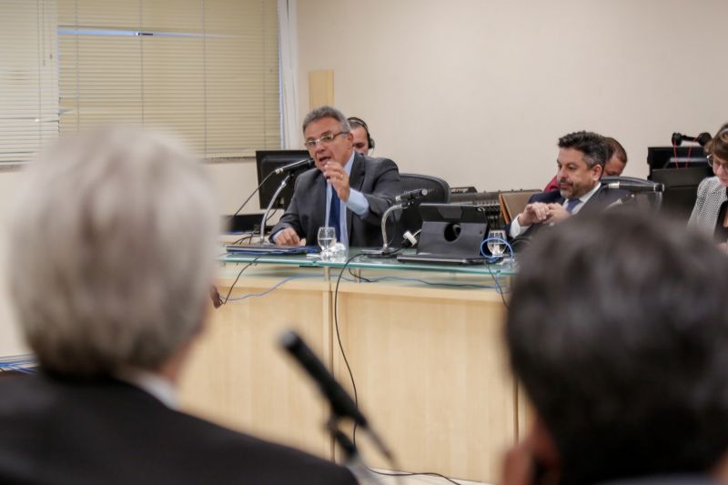 O governo do Pará participou e acompanhou todo o processo de negociação judicial, por meio da Procuradoria-Geral do Estado (PGE) e da Secretaria de Estado de Meio Ambiente e Sustentabilidade (Semas), sobre a operação do aterro de Marituba. Nesta terça-feira (2), ocorreu a última reunião da audiência de conciliação, presidida pelo Desembargador Luiz Neto, que aprovou a utilização, por mais dois anos, do aterro de Marituba e definiu os detalhes da operação que envolve os municípios de Belém, Ananindeua e Marituba.  <div class='credito_fotos'>Foto: Fernando Sette / Divulgação   |   <a href='/midias/2019/originais/2834__x6a7087.jpg' download><i class='fa-solid fa-download'></i> Download</a></div>