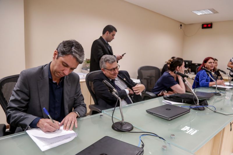 O governo do Pará participou e acompanhou todo o processo de negociação judicial, por meio da Procuradoria-Geral do Estado (PGE) e da Secretaria de Estado de Meio Ambiente e Sustentabilidade (Semas), sobre a operação do aterro de Marituba. Nesta terça-feira (2), ocorreu a última reunião da audiência de conciliação, presidida pelo Desembargador Luiz Neto, que aprovou a utilização, por mais dois anos, do aterro de Marituba e definiu os detalhes da operação que envolve os municípios de Belém, Ananindeua e Marituba.  <div class='credito_fotos'>Foto: Fernando Sette / Divulgação   |   <a href='/midias/2019/originais/2834__x6a7261.jpg' download><i class='fa-solid fa-download'></i> Download</a></div>