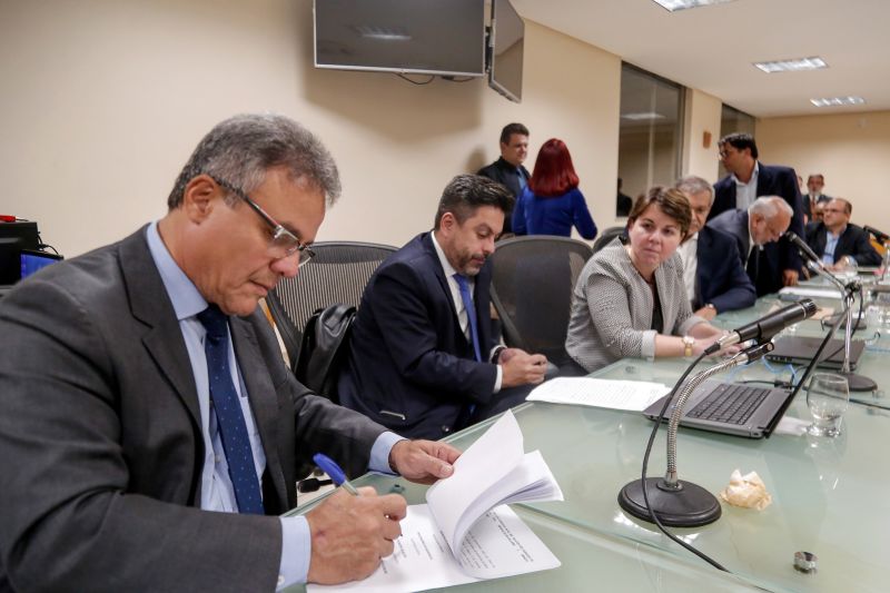 O governo do Pará participou e acompanhou todo o processo de negociação judicial, por meio da Procuradoria-Geral do Estado (PGE) e da Secretaria de Estado de Meio Ambiente e Sustentabilidade (Semas), sobre a operação do aterro de Marituba. Nesta terça-feira (2), ocorreu a última reunião da audiência de conciliação, presidida pelo Desembargador Luiz Neto, que aprovou a utilização, por mais dois anos, do aterro de Marituba e definiu os detalhes da operação que envolve os municípios de Belém, Ananindeua e Marituba.  <div class='credito_fotos'>Foto: Fernando Sette / Divulgação   |   <a href='/midias/2019/originais/2834__x6a7305.jpg' download><i class='fa-solid fa-download'></i> Download</a></div>