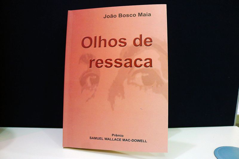 O escritor paraense João Bosco Maia lança nesta quinta-feira, dia 04, o livro "Olhos de Ressaca". O lançamento será a partir das 18h, na Ná Figueredo, bairro de Nazaré, em Belém, com sessão de autógrafos e apresentação do músico e violonista Rafael Guerreiro, da cantora Zara Hir e da banda Baixo Reduto. A entrada é franca. <div class='credito_fotos'>Foto: ASCOM / IOE   |   <a href='/midias/2019/originais/2835_fotoeduardorosas.jpg' download><i class='fa-solid fa-download'></i> Download</a></div>