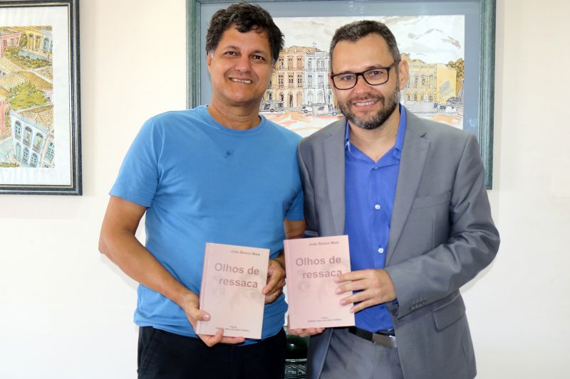 O escritor paraense João Bosco Maia lança nesta quinta-feira, dia 04, o livro "Olhos de Ressaca". O lançamento será a partir das 18h, na Ná Figueredo, bairro de Nazaré, em Belém, com sessão de autógrafos e apresentação do músico e violonista Rafael Guerreiro, da cantora Zara Hir e da banda Baixo Reduto. A entrada é franca. <div class='credito_fotos'>Foto: ASCOM / IOE   |   <a href='/midias/2019/originais/2835_fotoeduardorosas1.jpg' download><i class='fa-solid fa-download'></i> Download</a></div>