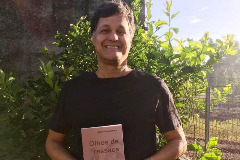 O escritor paraense João Bosco Maia lança nesta quinta-feira, dia 04, o livro "Olhos de Ressaca". O lançamento será a partir das 18h, na Ná Figueredo, bairro de Nazaré, em Belém, com sessão de autógrafos e apresentação do músico e violonista Rafael Guerreiro, da cantora Zara Hir e da banda Baixo Reduto. A entrada é franca. <div class='credito_fotos'>Foto: ASCOM / IOE   |   <a href='/midias/2019/originais/2835_joaoboscomaia.jpg' download><i class='fa-solid fa-download'></i> Download</a></div>