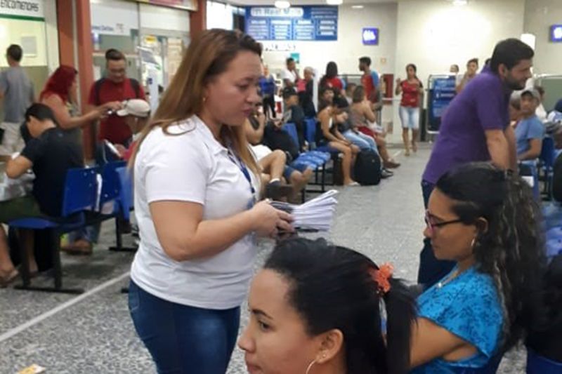 A  Agência de Regulação e Controle de Serviços Públicos do Estado do Pará (Arcon-PA) realiza a campanha "Viaje bem conhecendo seus direitos e deveres". A equipe do Grupo Técnico de Ouvidoria da Agência vai atuar nos principais terminais rodoviários e hidroviários do Estado. O objetivo é orientar os usuários do transporte intermunicipal neste período de férias escolares para garantir uma viagem tranquila. As ações serão intensificadas principalmente nos fins de semana, quando a demanda de passageiros aumenta em direção ao interior do Estado. <div class='credito_fotos'>Foto: ASCOM / ARCON   |   <a href='/midias/2019/originais/2839_foto.jpg' download><i class='fa-solid fa-download'></i> Download</a></div>