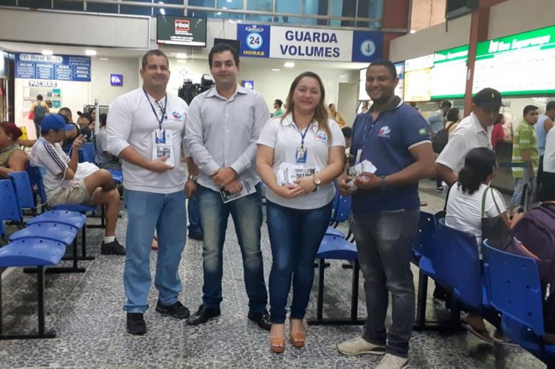 A  Agência de Regulação e Controle de Serviços Públicos do Estado do Pará (Arcon-PA) realiza a campanha "Viaje bem conhecendo seus direitos e deveres". A equipe do Grupo Técnico de Ouvidoria da Agência vai atuar nos principais terminais rodoviários e hidroviários do Estado. O objetivo é orientar os usuários do transporte intermunicipal neste período de férias escolares para garantir uma viagem tranquila. As ações serão intensificadas principalmente nos fins de semana, quando a demanda de passageiros aumenta em direção ao interior do Estado. <div class='credito_fotos'>Foto: ASCOM / ARCON   |   <a href='/midias/2019/originais/2839_foto1.jpg' download><i class='fa-solid fa-download'></i> Download</a></div>