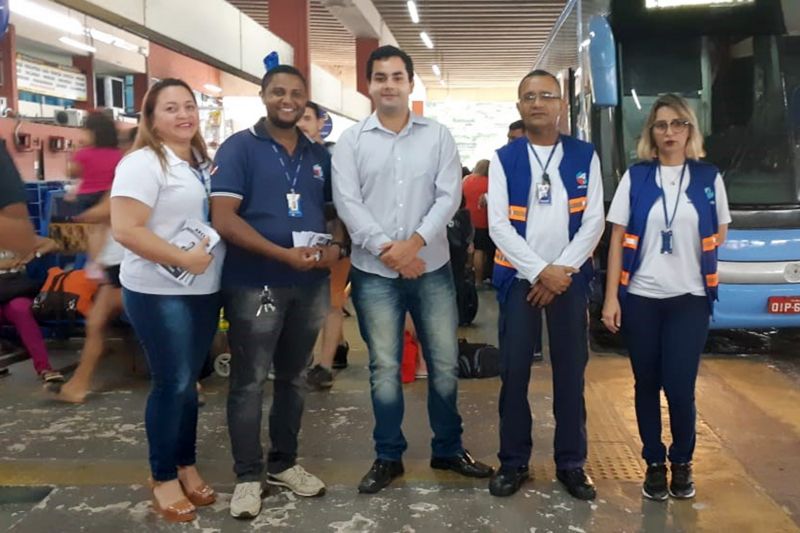 A  Agência de Regulação e Controle de Serviços Públicos do Estado do Pará (Arcon-PA) realiza a campanha "Viaje bem conhecendo seus direitos e deveres". A equipe do Grupo Técnico de Ouvidoria da Agência vai atuar nos principais terminais rodoviários e hidroviários do Estado. O objetivo é orientar os usuários do transporte intermunicipal neste período de férias escolares para garantir uma viagem tranquila. As ações serão intensificadas principalmente nos fins de semana, quando a demanda de passageiros aumenta em direção ao interior do Estado. <div class='credito_fotos'>Foto: ASCOM / ARCON   |   <a href='/midias/2019/originais/2839_foto2.jpg' download><i class='fa-solid fa-download'></i> Download</a></div>