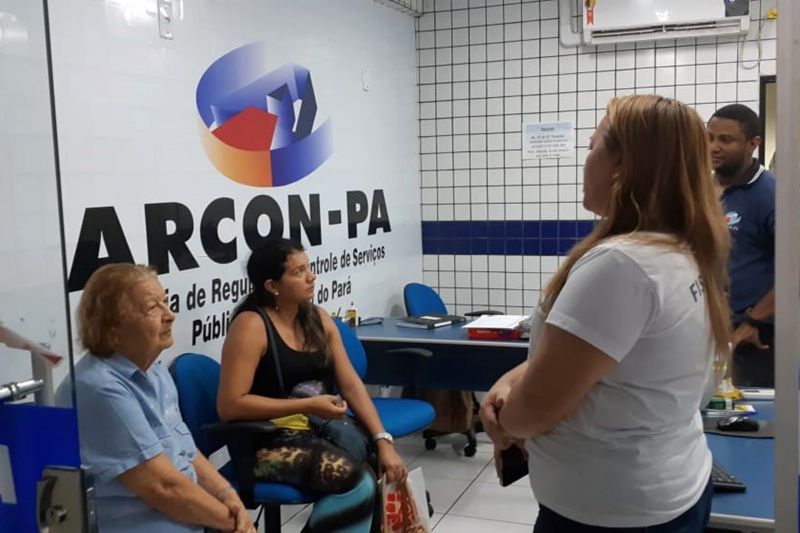 A  Agência de Regulação e Controle de Serviços Públicos do Estado do Pará (Arcon-PA) realiza a campanha "Viaje bem conhecendo seus direitos e deveres". A equipe do Grupo Técnico de Ouvidoria da Agência vai atuar nos principais terminais rodoviários e hidroviários do Estado. O objetivo é orientar os usuários do transporte intermunicipal neste período de férias escolares para garantir uma viagem tranquila. As ações serão intensificadas principalmente nos fins de semana, quando a demanda de passageiros aumenta em direção ao interior do Estado. <div class='credito_fotos'>Foto: ASCOM / ARCON   |   <a href='/midias/2019/originais/2839_foto4.jpg' download><i class='fa-solid fa-download'></i> Download</a></div>