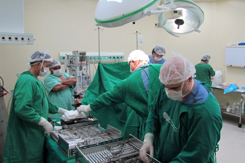 O Hospital Regional Público do Marajó (HRPM), atua na região há mais de oito anos, cuidado e prezando pela saúde de seus milhares de usuários por meio da assistência de média e alta complexidade oferecida pela equipe multiprofissional disposta a atender e acompanhar todo o processo, desde a admissão do usuário até sua recuperação. <div class='credito_fotos'>Foto: Ascom / HRPM   |   <a href='/midias/2019/originais/2841_blococirurgicohrpm.jpg' download><i class='fa-solid fa-download'></i> Download</a></div>