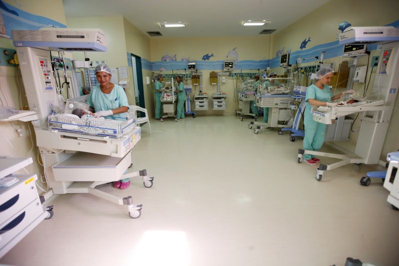 O Hospital Regional Público do Marajó (HRPM), atua na região há mais de oito anos, cuidado e prezando pela saúde de seus milhares de usuários por meio da assistência de média e alta complexidade oferecida pela equipe multiprofissional disposta a atender e acompanhar todo o processo, desde a admissão do usuário até sua recuperação. <div class='credito_fotos'>Foto: Ascom / HRPM   |   <a href='/midias/2019/originais/2841_utiinfantil.jpg' download><i class='fa-solid fa-download'></i> Download</a></div>