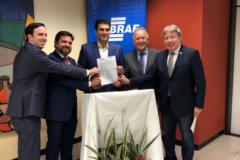 O governo do Estado e o Serviço de Apoio às Micro e Pequenas Empresas do Estado do Pará (Sebrae) assinaram, na tarde desta quinta-feira (4), um termo de fomento para organizar e formalizar a missão de negócios a China, programada para o próximo mês de agosto. O objetivo é iniciar uma abertura de mercado e investimentos no setor e promover uma melhor qualificação das empresas no Estado. <div class='credito_fotos'>Foto: Divulgação   |   <a href='/midias/2019/originais/2842_sebrae.jpg' download><i class='fa-solid fa-download'></i> Download</a></div>