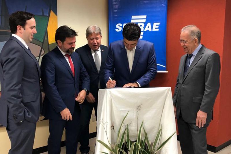 O governo do Estado e o Serviço de Apoio às Micro e Pequenas Empresas do Estado do Pará (Sebrae) assinaram, na tarde desta quinta-feira (4), um termo de fomento para organizar e formalizar a missão de negócios a China, programada para o próximo mês de agosto. O objetivo é iniciar uma abertura de mercado e investimentos no setor e promover uma melhor qualificação das empresas no Estado. <div class='credito_fotos'>Foto: Divulgação   |   <a href='/midias/2019/originais/2842_sebrae2.jpg' download><i class='fa-solid fa-download'></i> Download</a></div>