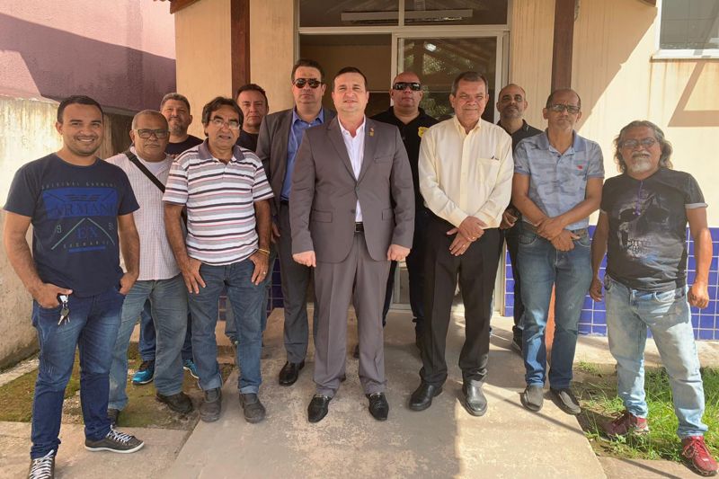 A Delegacia-Geral da Polícia Civil visitou, nesta quinta-feira (04), as duas Delegacias do município de Marituba, na região metropolitana de Belém. <div class='credito_fotos'>Foto: ASCOM / POLÍCIA CÍVIL   |   <a href='/midias/2019/originais/2845_delegaciaitinerantevaiaomunicipiodemarituba.jpg' download><i class='fa-solid fa-download'></i> Download</a></div>