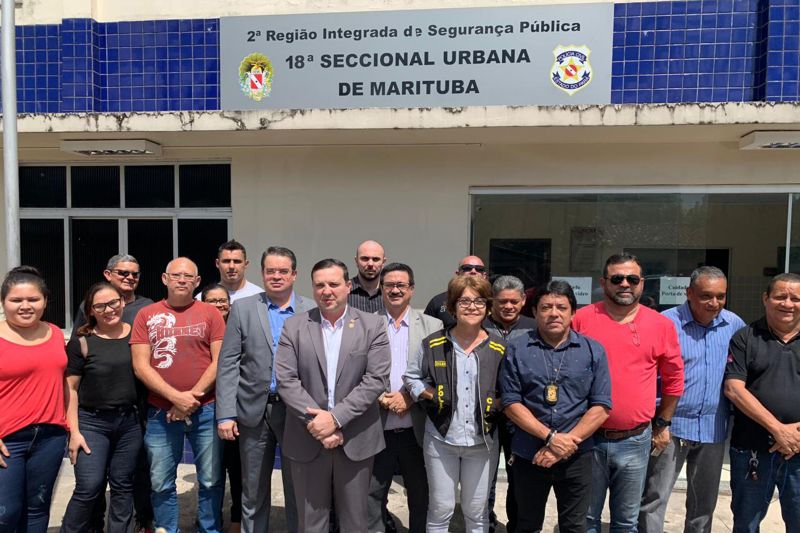 A Delegacia-Geral da Polícia Civil visitou, nesta quinta-feira (04), as duas Delegacias do município de Marituba, na região metropolitana de Belém. <div class='credito_fotos'>Foto: ASCOM / POLÍCIA CÍVIL   |   <a href='/midias/2019/originais/2845_itinerantevaiaomunicipiodemarituba.jpg' download><i class='fa-solid fa-download'></i> Download</a></div>