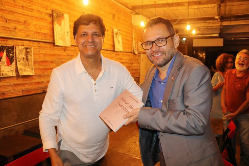 O escritor João Bosco Maia lançou, na noite da última quinta-feira (4), no espaço Ná Figueredo, a sua décima obra intitulada "Olhos de Ressaca".

FOTO: EDUARDO ROSAS / IOE
DATA: 04.07.2019
BELÉM - PARÁ <div class='credito_fotos'>Foto: EDUARDO ROSAS / ASCOM IOE   |   <a href='/midias/2019/originais/2847_fotoseduardorosasascomioepa1.jpg' download><i class='fa-solid fa-download'></i> Download</a></div>