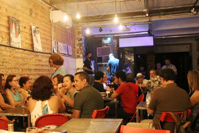 O escritor João Bosco Maia lançou, na noite da última quinta-feira (4), no espaço Ná Figueredo, a sua décima obra intitulada "Olhos de Ressaca".

FOTO: EDUARDO ROSAS / IOE
DATA: 04.07.2019
BELÉM - PARÁ <div class='credito_fotos'>Foto: EDUARDO ROSAS / ASCOM IOE   |   <a href='/midias/2019/originais/2847_fotoseduardorosasascomioepa2.jpg' download><i class='fa-solid fa-download'></i> Download</a></div>