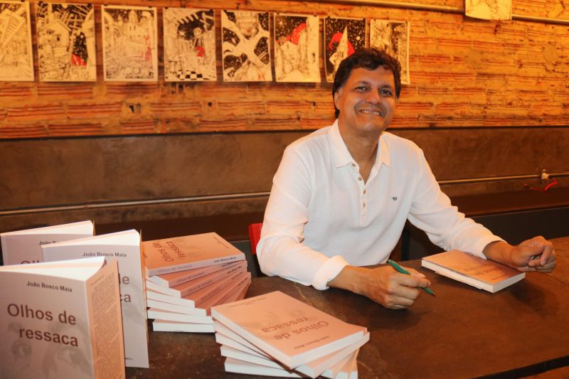 O escritor João Bosco Maia lançou, na noite da última quinta-feira (4), no espaço Ná Figueredo, a sua décima obra intitulada "Olhos de Ressaca".

FOTO: EDUARDO ROSAS / IOE
DATA: 04.07.2019
BELÉM - PARÁ <div class='credito_fotos'>Foto: EDUARDO ROSAS / ASCOM IOE   |   <a href='/midias/2019/originais/2847_fotoseduardorosasascomioepa3.jpg' download><i class='fa-solid fa-download'></i> Download</a></div>