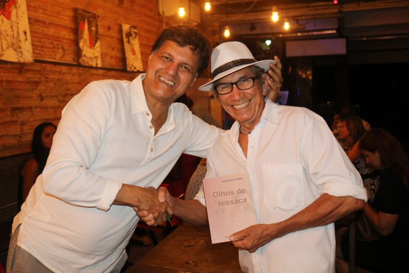 O escritor João Bosco Maia lançou, na noite da última quinta-feira (4), no espaço Ná Figueredo, a sua décima obra intitulada "Olhos de Ressaca".

FOTO: EDUARDO ROSAS / IOE
DATA: 04.07.2019
BELÉM - PARÁ <div class='credito_fotos'>Foto: EDUARDO ROSAS / ASCOM IOE   |   <a href='/midias/2019/originais/2847_fotoseduardorosasascomioepa5.jpg' download><i class='fa-solid fa-download'></i> Download</a></div>