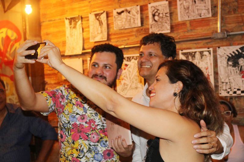 O escritor João Bosco Maia lançou, na noite da última quinta-feira (4), no espaço Ná Figueredo, a sua décima obra intitulada "Olhos de Ressaca".

FOTO: EDUARDO ROSAS / IOE
DATA: 04.07.2019
BELÉM - PARÁ <div class='credito_fotos'>Foto: EDUARDO ROSAS / ASCOM IOE   |   <a href='/midias/2019/originais/2847_fotoseduardorosasascomioepa7.jpg' download><i class='fa-solid fa-download'></i> Download</a></div>