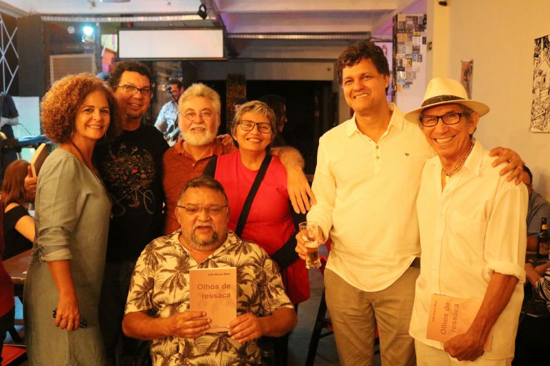 O escritor João Bosco Maia lançou, na noite da última quinta-feira (4), no espaço Ná Figueredo, a sua décima obra intitulada "Olhos de Ressaca".

FOTO: EDUARDO ROSAS / IOE
DATA: 04.07.2019
BELÉM - PARÁ <div class='credito_fotos'>Foto: EDUARDO ROSAS / ASCOM IOE   |   <a href='/midias/2019/originais/2847_fotoseduardorosasascomioepa8.jpg' download><i class='fa-solid fa-download'></i> Download</a></div>
