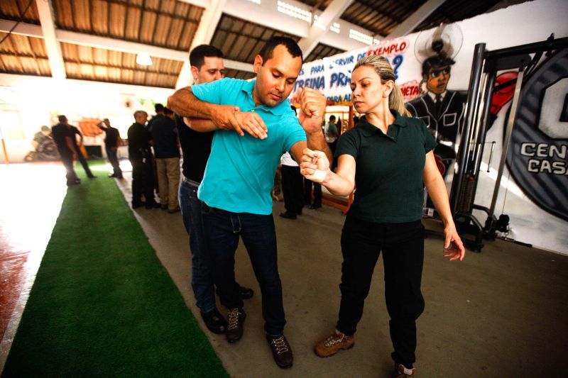 Cerca de 80 militares que trabalham diretamente com a segurança de autoridades do Estado participam, a partir desta sexta-feira (5), do curso de nivelamento dos padrões de segurança da Casa Militar. São três turmas, sendo a primeira integrada por 18 alunos.

FOTO: MAYCON NUNES / AGÊNCIA PARÁ
DATA: 05.07.2019
BELÉM - PARÁ <div class='credito_fotos'>Foto: Maycon Nunes / Ag. Pará   |   <a href='/midias/2019/originais/2848_dp_20190705_my_4210.jpg' download><i class='fa-solid fa-download'></i> Download</a></div>