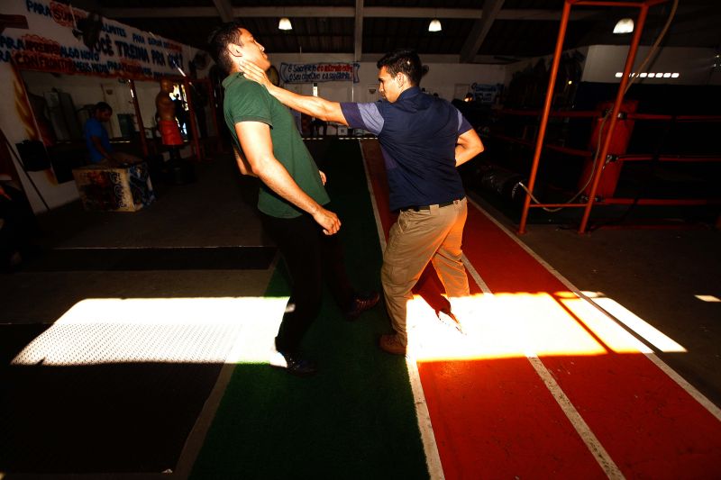 Cerca de 80 militares que trabalham diretamente com a segurança de autoridades do Estado participam, a partir desta sexta-feira (5), do curso de nivelamento dos padrões de segurança da Casa Militar. São três turmas, sendo a primeira integrada por 18 alunos.

FOTO: MAYCON NUNES / AGÊNCIA PARÁ
DATA: 05.07.2019
BELÉM - PARÁ <div class='credito_fotos'>Foto: Maycon Nunes / Ag. Pará   |   <a href='/midias/2019/originais/2848_dp_20190705_my_4215.jpg' download><i class='fa-solid fa-download'></i> Download</a></div>