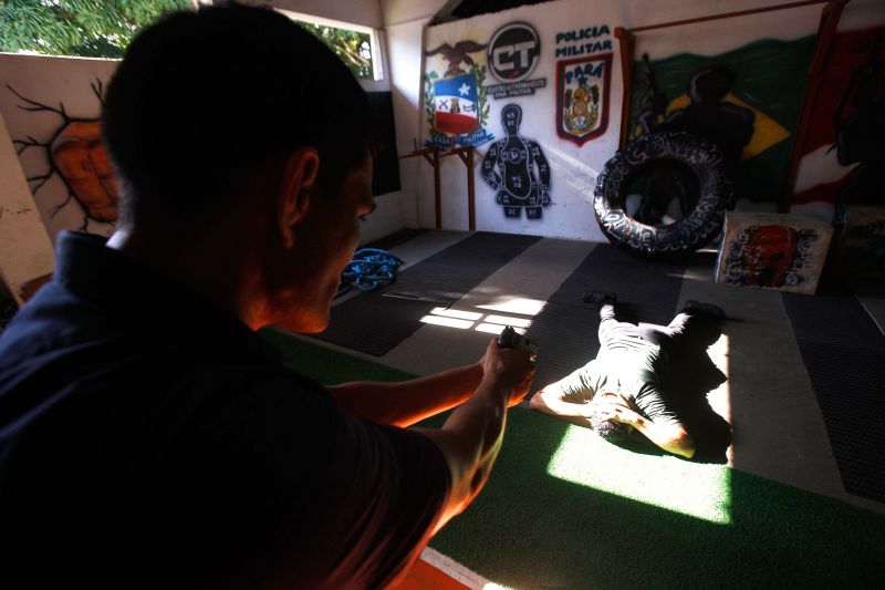 Cerca de 80 militares que trabalham diretamente com a segurança de autoridades do Estado participam, a partir desta sexta-feira (5), do curso de nivelamento dos padrões de segurança da Casa Militar. São três turmas, sendo a primeira integrada por 18 alunos.

FOTO: MAYCON NUNES / AGÊNCIA PARÁ
DATA: 05.07.2019
BELÉM - PARÁ <div class='credito_fotos'>Foto: Maycon Nunes / Ag. Pará   |   <a href='/midias/2019/originais/2848_dp_20190705_my_4219.jpg' download><i class='fa-solid fa-download'></i> Download</a></div>