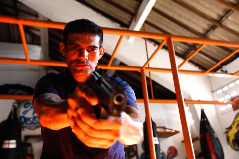 Cerca de 80 militares que trabalham diretamente com a segurança de autoridades do Estado participam, a partir desta sexta-feira (5), do curso de nivelamento dos padrões de segurança da Casa Militar. São três turmas, sendo a primeira integrada por 18 alunos.

FOTO: MAYCON NUNES / AGÊNCIA PARÁ
DATA: 05.07.2019
BELÉM - PARÁ <div class='credito_fotos'>Foto: Maycon Nunes / Ag. Pará   |   <a href='/midias/2019/originais/2848_dp_20190705_my_4223.jpg' download><i class='fa-solid fa-download'></i> Download</a></div>