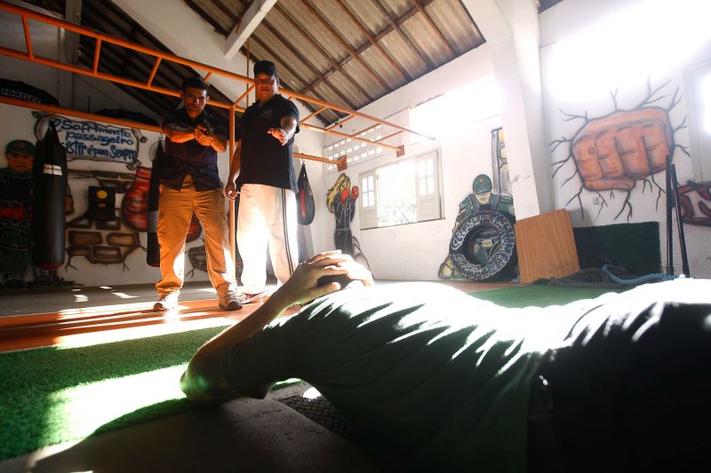 Cerca de 80 militares que trabalham diretamente com a segurança de autoridades do Estado participam, a partir desta sexta-feira (5), do curso de nivelamento dos padrões de segurança da Casa Militar. São três turmas, sendo a primeira integrada por 18 alunos.

FOTO: MAYCON NUNES / AGÊNCIA PARÁ
DATA: 05.07.2019
BELÉM - PARÁ <div class='credito_fotos'>Foto: Maycon Nunes / Ag. Pará   |   <a href='/midias/2019/originais/2848_dp_20190705_my_4227.jpg' download><i class='fa-solid fa-download'></i> Download</a></div>