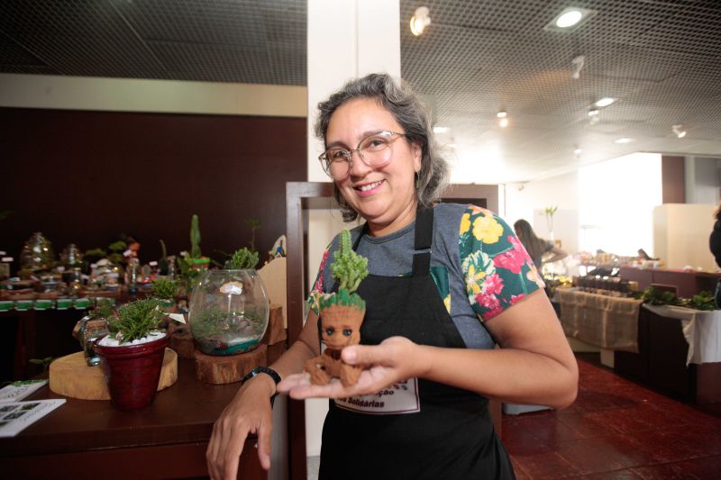 Até o próximo domingo (7), o Espaço São José Liberto – Polo Joalheiro, localizado na Praça Amazonas, no bairro do Jurunas, em Belém, recebe o Mini Festival de Verão de Chocolates, Flores e Joias.

FOTO: ALEX RIBEIRO / AGÊNCIA PARÁ
DATA: 05.07.2019
BELÉM - PARÁ <div class='credito_fotos'>Foto: Alex Ribeiro / Ag. Pará   |   <a href='/midias/2019/originais/2849_minifestivaldochocolate-marciaquadros20190705_fotosalexribeiro0060.jpg' download><i class='fa-solid fa-download'></i> Download</a></div>