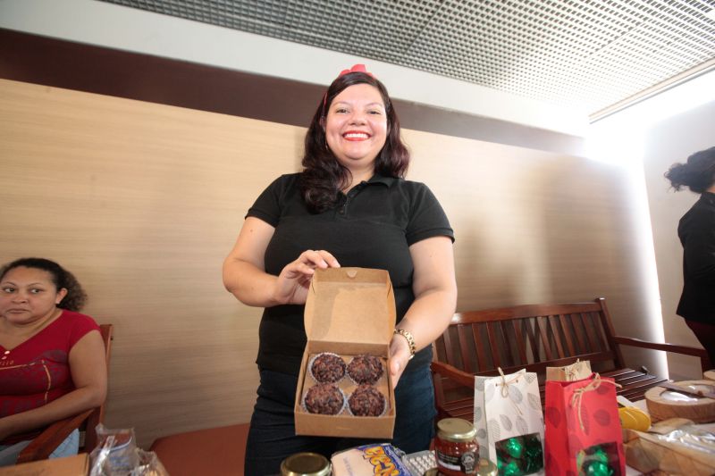 Até o próximo domingo (7), o Espaço São José Liberto – Polo Joalheiro, localizado na Praça Amazonas, no bairro do Jurunas, em Belém, recebe o Mini Festival de Verão de Chocolates, Flores e Joias.

FOTO: ALEX RIBEIRO / AGÊNCIA PARÁ
DATA: 05.07.2019
BELÉM - PARÁ <div class='credito_fotos'>Foto: Alex Ribeiro / Ag. Pará   |   <a href='/midias/2019/originais/2849_minifestivaldochocolate-nayarasantos20190705_fotosalexribeiro0065.jpg' download><i class='fa-solid fa-download'></i> Download</a></div>