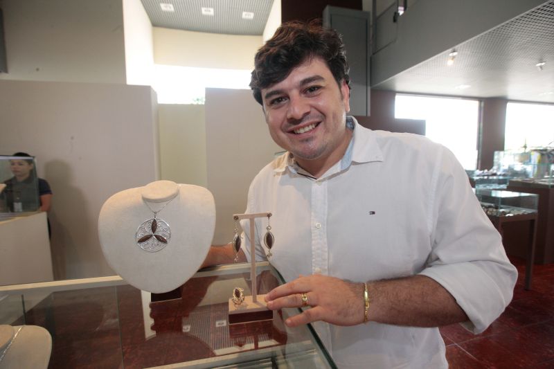 Até o próximo domingo (7), o Espaço São José Liberto – Polo Joalheiro, localizado na Praça Amazonas, no bairro do Jurunas, em Belém, recebe o Mini Festival de Verão de Chocolates, Flores e Joias.

FOTO: ALEX RIBEIRO / AGÊNCIA PARÁ
DATA: 05.07.2019
BELÉM - PARÁ <div class='credito_fotos'>Foto: Alex Ribeiro / Ag. Pará   |   <a href='/midias/2019/originais/2849_minifestivaldochocolate-thiagoalbequerque-cordenadorcomercial20190705_fotosalexribeiro0055.jpg' download><i class='fa-solid fa-download'></i> Download</a></div>