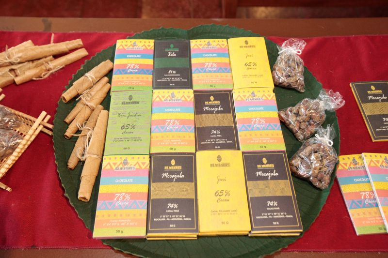 Até o próximo domingo (7), o Espaço São José Liberto – Polo Joalheiro, localizado na Praça Amazonas, no bairro do Jurunas, em Belém, recebe o Mini Festival de Verão de Chocolates, Flores e Joias.

FOTO: ALEX RIBEIRO / AGÊNCIA PARÁ
DATA: 05.07.2019
BELÉM - PARÁ <div class='credito_fotos'>Foto: Alex Ribeiro / Ag. Pará   |   <a href='/midias/2019/originais/2849_minifestivaldochocolate20190705_fotosalexribeiro0029.jpg' download><i class='fa-solid fa-download'></i> Download</a></div>