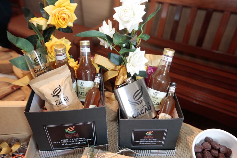 Até o próximo domingo (7), o Espaço São José Liberto – Polo Joalheiro, localizado na Praça Amazonas, no bairro do Jurunas, em Belém, recebe o Mini Festival de Verão de Chocolates, Flores e Joias.

FOTO: ALEX RIBEIRO / AGÊNCIA PARÁ
DATA: 05.07.2019
BELÉM - PARÁ <div class='credito_fotos'>Foto: Alex Ribeiro / Ag. Pará   |   <a href='/midias/2019/originais/2849_minifestivaldochocolate20190705_fotosalexribeiro0031.jpg' download><i class='fa-solid fa-download'></i> Download</a></div>