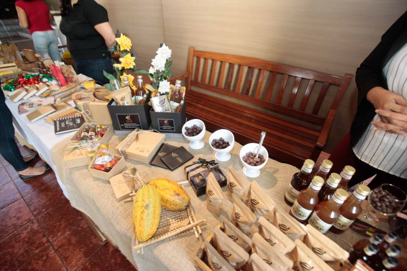 Até o próximo domingo (7), o Espaço São José Liberto – Polo Joalheiro, localizado na Praça Amazonas, no bairro do Jurunas, em Belém, recebe o Mini Festival de Verão de Chocolates, Flores e Joias.

FOTO: ALEX RIBEIRO / AGÊNCIA PARÁ
DATA: 05.07.2019
BELÉM - PARÁ <div class='credito_fotos'>Foto: Alex Ribeiro / Ag. Pará   |   <a href='/midias/2019/originais/2849_minifestivaldochocolate20190705_fotosalexribeiro0032.jpg' download><i class='fa-solid fa-download'></i> Download</a></div>