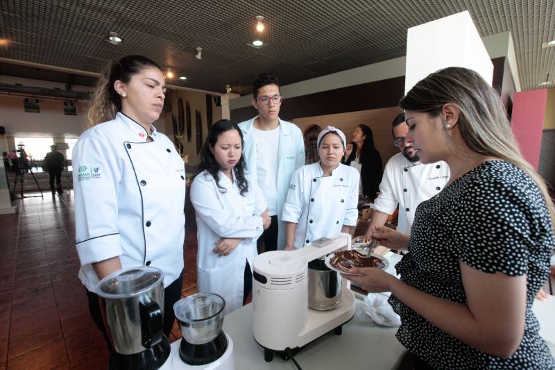 Até o próximo domingo (7), o Espaço São José Liberto – Polo Joalheiro, localizado na Praça Amazonas, no bairro do Jurunas, em Belém, recebe o Mini Festival de Verão de Chocolates, Flores e Joias.

FOTO: ALEX RIBEIRO / AGÊNCIA PARÁ
DATA: 05.07.2019
BELÉM - PARÁ <div class='credito_fotos'>Foto: Alex Ribeiro / Ag. Pará   |   <a href='/midias/2019/originais/2849_minifestivaldochocolate20190705_fotosalexribeiro0046.jpg' download><i class='fa-solid fa-download'></i> Download</a></div>