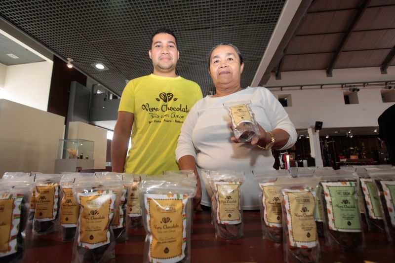 Até o próximo domingo (7), o Espaço São José Liberto – Polo Joalheiro, localizado na Praça Amazonas, no bairro do Jurunas, em Belém, recebe o Mini Festival de Verão de Chocolates, Flores e Joias.

FOTO: ALEX RIBEIRO / AGÊNCIA PARÁ
DATA: 05.07.2019
BELÉM - PARÁ <div class='credito_fotos'>Foto: Alex Ribeiro / Ag. Pará   |   <a href='/midias/2019/originais/2849_minifestivaldochocolate20190705_fotosalexribeiro0049.jpg' download><i class='fa-solid fa-download'></i> Download</a></div>