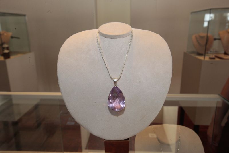 Até o próximo domingo (7), o Espaço São José Liberto – Polo Joalheiro, localizado na Praça Amazonas, no bairro do Jurunas, em Belém, recebe o Mini Festival de Verão de Chocolates, Flores e Joias.

FOTO: ALEX RIBEIRO / AGÊNCIA PARÁ
DATA: 05.07.2019
BELÉM - PARÁ <div class='credito_fotos'>Foto: Alex Ribeiro / Ag. Pará   |   <a href='/midias/2019/originais/2849_minifestivaldochocolate20190705_fotosalexribeiro0050.jpg' download><i class='fa-solid fa-download'></i> Download</a></div>