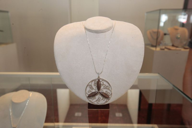 Até o próximo domingo (7), o Espaço São José Liberto – Polo Joalheiro, localizado na Praça Amazonas, no bairro do Jurunas, em Belém, recebe o Mini Festival de Verão de Chocolates, Flores e Joias.

FOTO: ALEX RIBEIRO / AGÊNCIA PARÁ
DATA: 05.07.2019
BELÉM - PARÁ <div class='credito_fotos'>Foto: Alex Ribeiro / Ag. Pará   |   <a href='/midias/2019/originais/2849_minifestivaldochocolate20190705_fotosalexribeiro0051.jpg' download><i class='fa-solid fa-download'></i> Download</a></div>