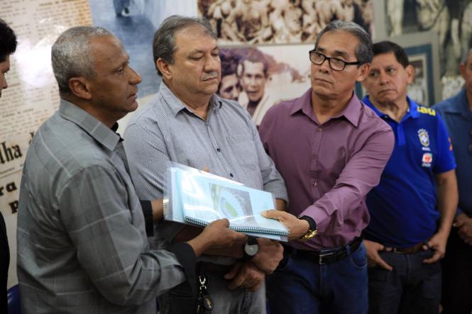 O Estádio Olímpico do Pará, o Mangueirão, será liberado de forma parcial a partir do próximo domingo (27), para a realização dos jogos do Pazarão 2019. A informação foi confirmada pelo Governo do Estado durante coletiva na manhã deste sábado (19). Na ocasião, também foi divulgado o resultado do laudo sobre o desabamento de parte da cobertura do estádio. O incidente ocorreu no último dia 9, quando uma placa de cerca de 50 centímetros desabou do teto, no lado A do estádio.Na foto, Secretário de Estado de Esporte e Lazer, Arlindo Silva recebe o laudo.

FOTO: SIDNEY OLIVEIRA/AGÊNCIA PARÁ
DATA: 19.01.2019
BELÉM - PARÁ
 <div class='credito_fotos'>Foto: Sidney Oliveira/Ag. Pará   |   <a href='/midias/2019/originais/284a2620-ffa3-45a4-b2ba-885e2c89131d.jpg' download><i class='fa-solid fa-download'></i> Download</a></div>