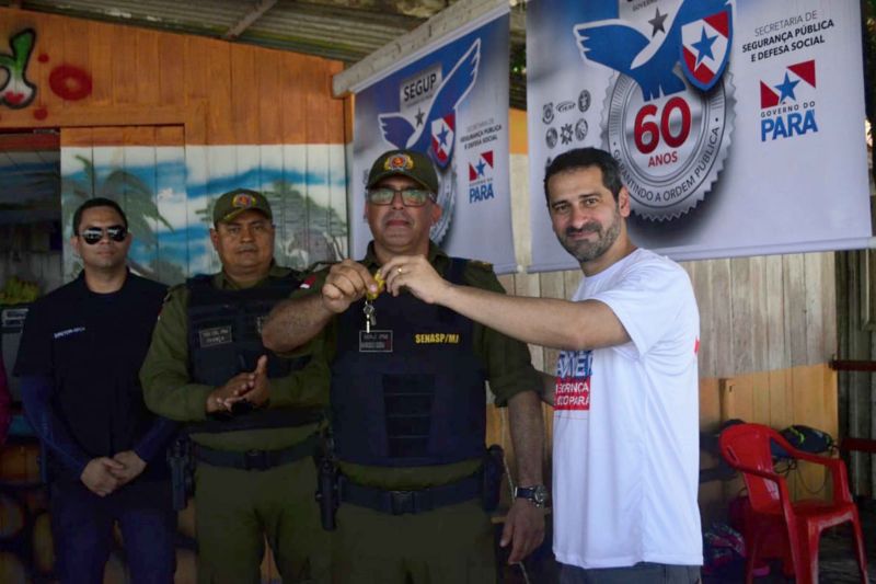 A ilha de Algodoal, pertencente ao município de Maracanã, recebeu, na manhã desta sexta-feira (5), uma lancha do Grupamento Fluvial (GFlu), vinculado à Secretaria de Segurança Pública e Defesa Social do Pará (Segup). Essa é a primeira vez que a localidade conta com o aparato de segurança deste tipo.

FOTO: ASCOM / SEGUP
DATA: 05.07.2019
ALGODOAL - PARÁ <div class='credito_fotos'>Foto: ASCOM / SEGUP   |   <a href='/midias/2019/originais/2850_segup.jpg' download><i class='fa-solid fa-download'></i> Download</a></div>