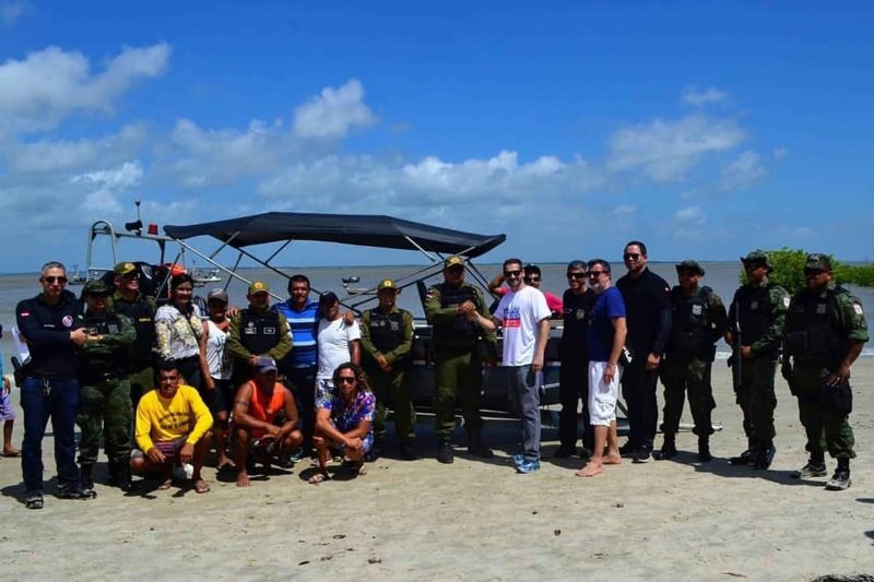 A ilha de Algodoal, pertencente ao município de Maracanã, recebeu, na manhã desta sexta-feira (5), uma lancha do Grupamento Fluvial (GFlu), vinculado à Secretaria de Segurança Pública e Defesa Social do Pará (Segup). Essa é a primeira vez que a localidade conta com o aparato de segurança deste tipo.

FOTO: ASCOM / SEGUP
DATA: 05.07.2019
ALGODOAL - PARÁ <div class='credito_fotos'>Foto: ASCOM / SEGUP   |   <a href='/midias/2019/originais/2850_segup3.jpg' download><i class='fa-solid fa-download'></i> Download</a></div>