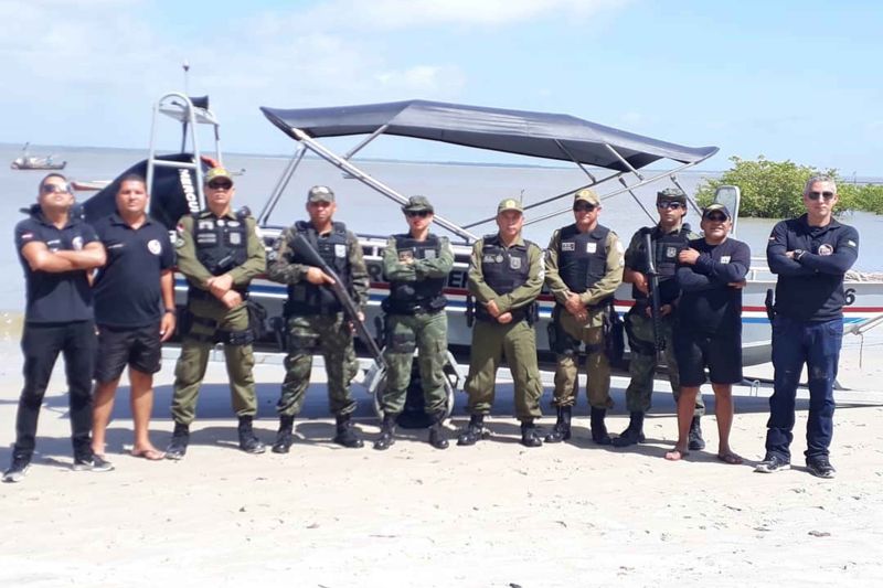 A ilha de Algodoal, pertencente ao município de Maracanã, recebeu, na manhã desta sexta-feira (5), uma lancha do Grupamento Fluvial (GFlu), vinculado à Secretaria de Segurança Pública e Defesa Social do Pará (Segup). Essa é a primeira vez que a localidade conta com o aparato de segurança deste tipo.

FOTO: ASCOM / SEGUP
DATA: 05.07.2019
ALGODOAL - PARÁ <div class='credito_fotos'>Foto: ASCOM / SEGUP   |   <a href='/midias/2019/originais/2850_segup5.jpg' download><i class='fa-solid fa-download'></i> Download</a></div>