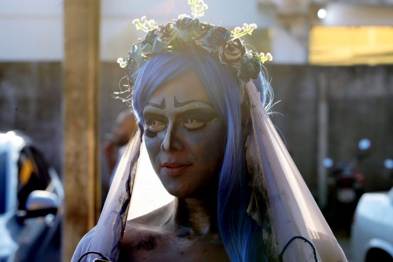 De vestido vermelho, a autónoma Kelly Ferrão, de 40 anos, segurando uma das mãos da noiva, a auxiliar de serviços gerais Suzana Pantoja, 35, não continha nos olhos a emoção pelo que estava por vir. "Chegamos aqui na luta, na raça mesmo. Estar aqui é um desafio vencido", confirmou, minutos antes de participar da 5a edição do Casamento Comunitário Homoafetivo, realizado na tarde desta sexta, 5, no auditório do Instituto de Ciências Jurídicas da Universidade Federal do Para (ICJ-UFPA). Além delas, outros dez casais de homens e mulheres gays, lésbicas, bissexuais e transexuais puderam oficializar, juridicamente, a relação estável, ou aos que queiram, apenas fazer a renovação dos votos. Embora não estivesse lotado, o espaço pareceu, diversas vezes, pequeno para comportar tanta emoção, orgulho e a certeza de que o amor sempre vence.
 <div class='credito_fotos'>Foto: Ricardo Amanajás / Ag. Pará   |   <a href='/midias/2019/originais/2851__j1o0853.jpg' download><i class='fa-solid fa-download'></i> Download</a></div>