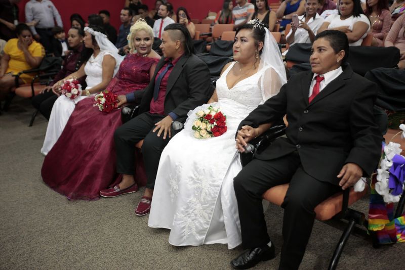 De vestido vermelho, a autónoma Kelly Ferrão, de 40 anos, segurando uma das mãos da noiva, a auxiliar de serviços gerais Suzana Pantoja, 35, não continha nos olhos a emoção pelo que estava por vir. "Chegamos aqui na luta, na raça mesmo. Estar aqui é um desafio vencido", confirmou, minutos antes de participar da 5a edição do Casamento Comunitário Homoafetivo, realizado na tarde desta sexta, 5, no auditório do Instituto de Ciências Jurídicas da Universidade Federal do Para (ICJ-UFPA). Além delas, outros dez casais de homens e mulheres gays, lésbicas, bissexuais e transexuais puderam oficializar, juridicamente, a relação estável, ou aos que queiram, apenas fazer a renovação dos votos. Embora não estivesse lotado, o espaço pareceu, diversas vezes, pequeno para comportar tanta emoção, orgulho e a certeza de que o amor sempre vence.
 <div class='credito_fotos'>Foto: Ricardo Amanajás / Ag. Pará   |   <a href='/midias/2019/originais/2851__j1o0944.jpg' download><i class='fa-solid fa-download'></i> Download</a></div>