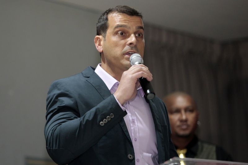 De vestido vermelho, a autónoma Kelly Ferrão, de 40 anos, segurando uma das mãos da noiva, a auxiliar de serviços gerais Suzana Pantoja, 35, não continha nos olhos a emoção pelo que estava por vir. "Chegamos aqui na luta, na raça mesmo. Estar aqui é um desafio vencido", confirmou, minutos antes de participar da 5a edição do Casamento Comunitário Homoafetivo, realizado na tarde desta sexta, 5, no auditório do Instituto de Ciências Jurídicas da Universidade Federal do Para (ICJ-UFPA). Além delas, outros dez casais de homens e mulheres gays, lésbicas, bissexuais e transexuais puderam oficializar, juridicamente, a relação estável, ou aos que queiram, apenas fazer a renovação dos votos. Embora não estivesse lotado, o espaço pareceu, diversas vezes, pequeno para comportar tanta emoção, orgulho e a certeza de que o amor sempre vence.
Na foto Rodrigo Roldan. <div class='credito_fotos'>Foto: Ricardo Amanajás / Ag. Pará   |   <a href='/midias/2019/originais/2851__j1o1055.jpg' download><i class='fa-solid fa-download'></i> Download</a></div>